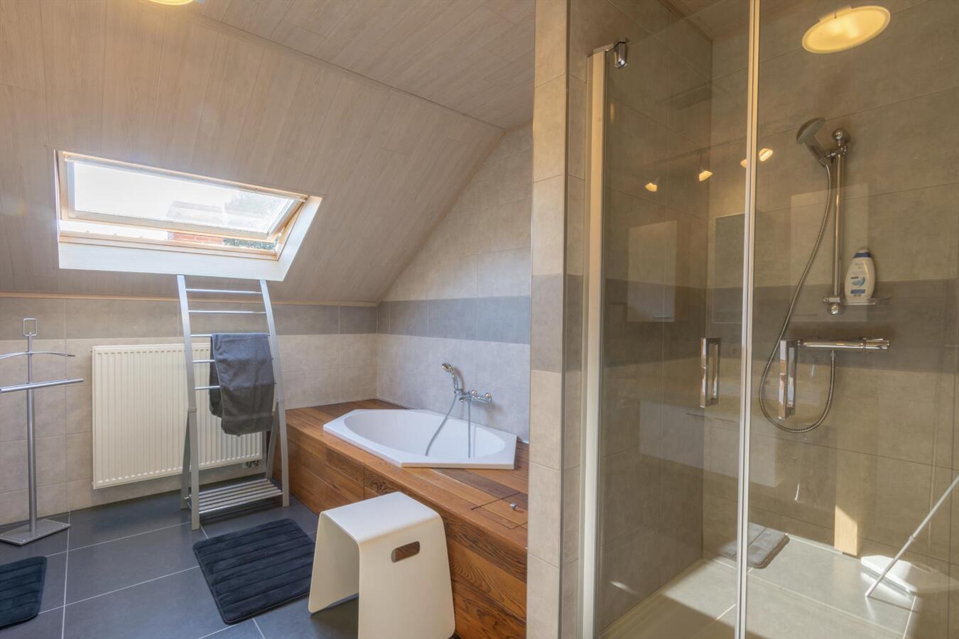 Instapklare villa met prachtige tuin te Destelbergen 