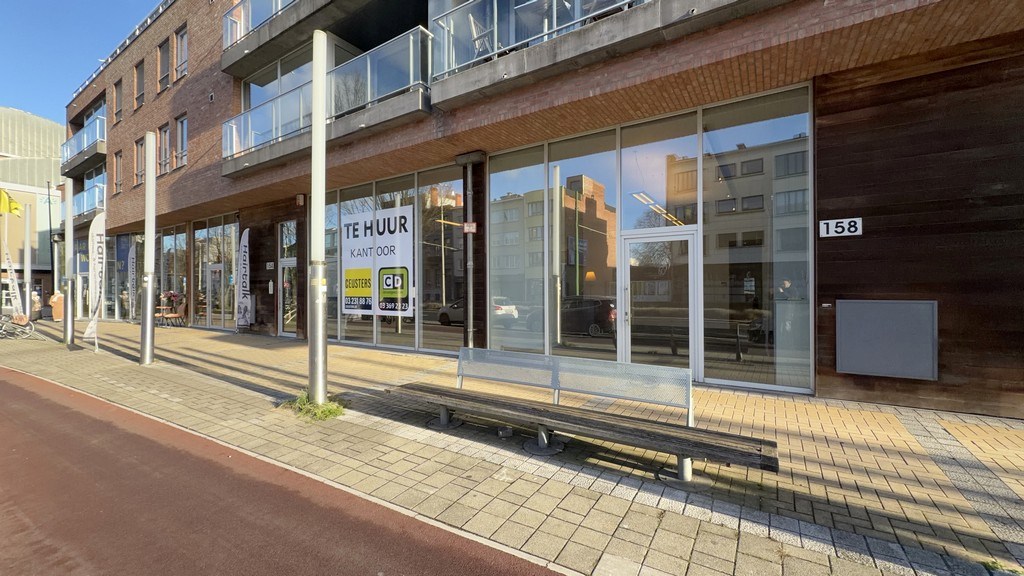 Commercieel gelijkvloers kantoor te huur nabij Singel te Berchem