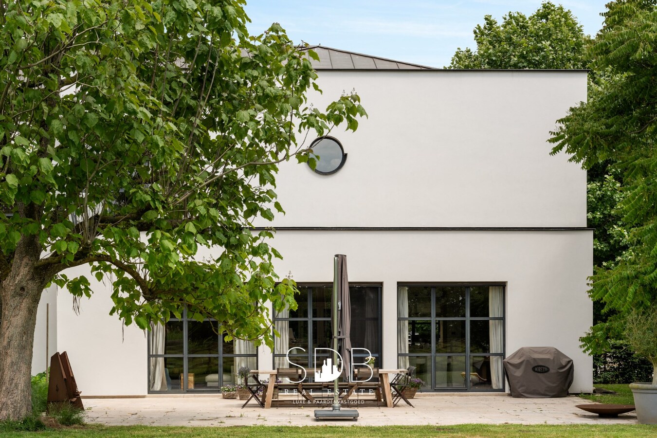 Prachtige villa met hippische accommodatie en graslanden +/-  23 ha 