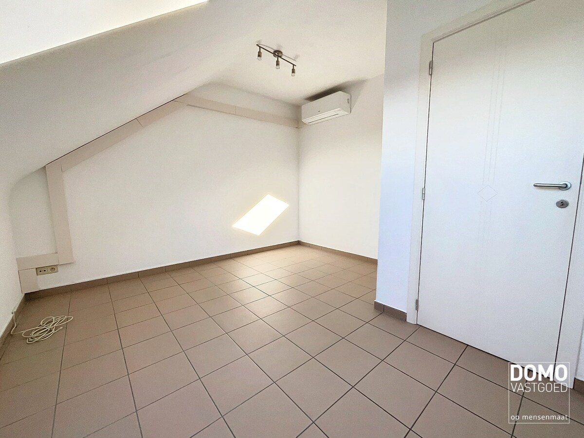 RUIM APPARTEMENT MET 3 SLAAPKAMERS EN GARAGE TE TUILT 