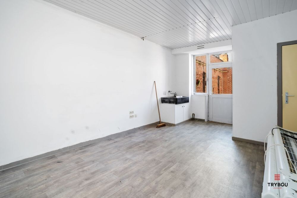 Ruim handelshuis op centrale ligging in Houthulst 