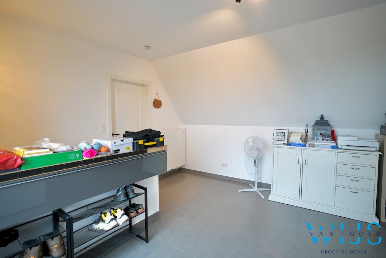 Prachtig appartement MET GARAGE in het rustige landelijke OOSTEEKLO ! 