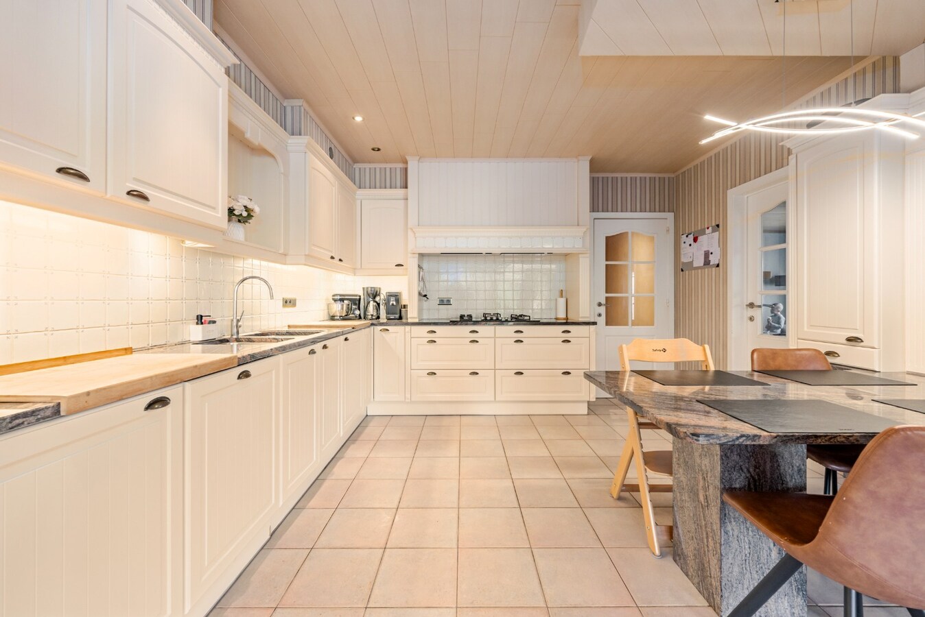 Wonen en werken combineren op toplocatie te Ichtegem - handelswoning met ruime woonst, tuin en garage 