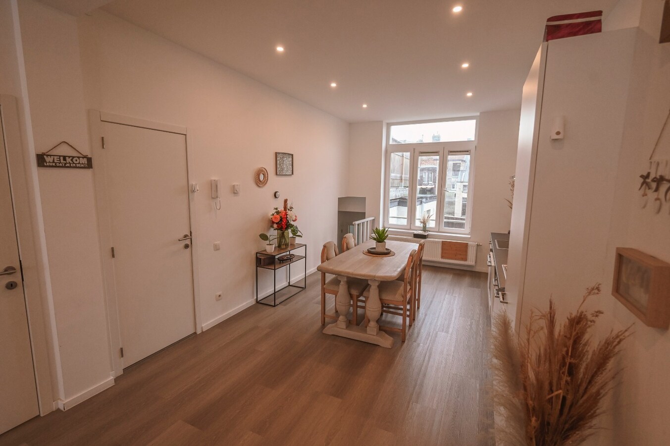 RUIM LICHTRIJK DUPLEX APPARTEMENT MET TERRAS NABIJ CENTRUM 