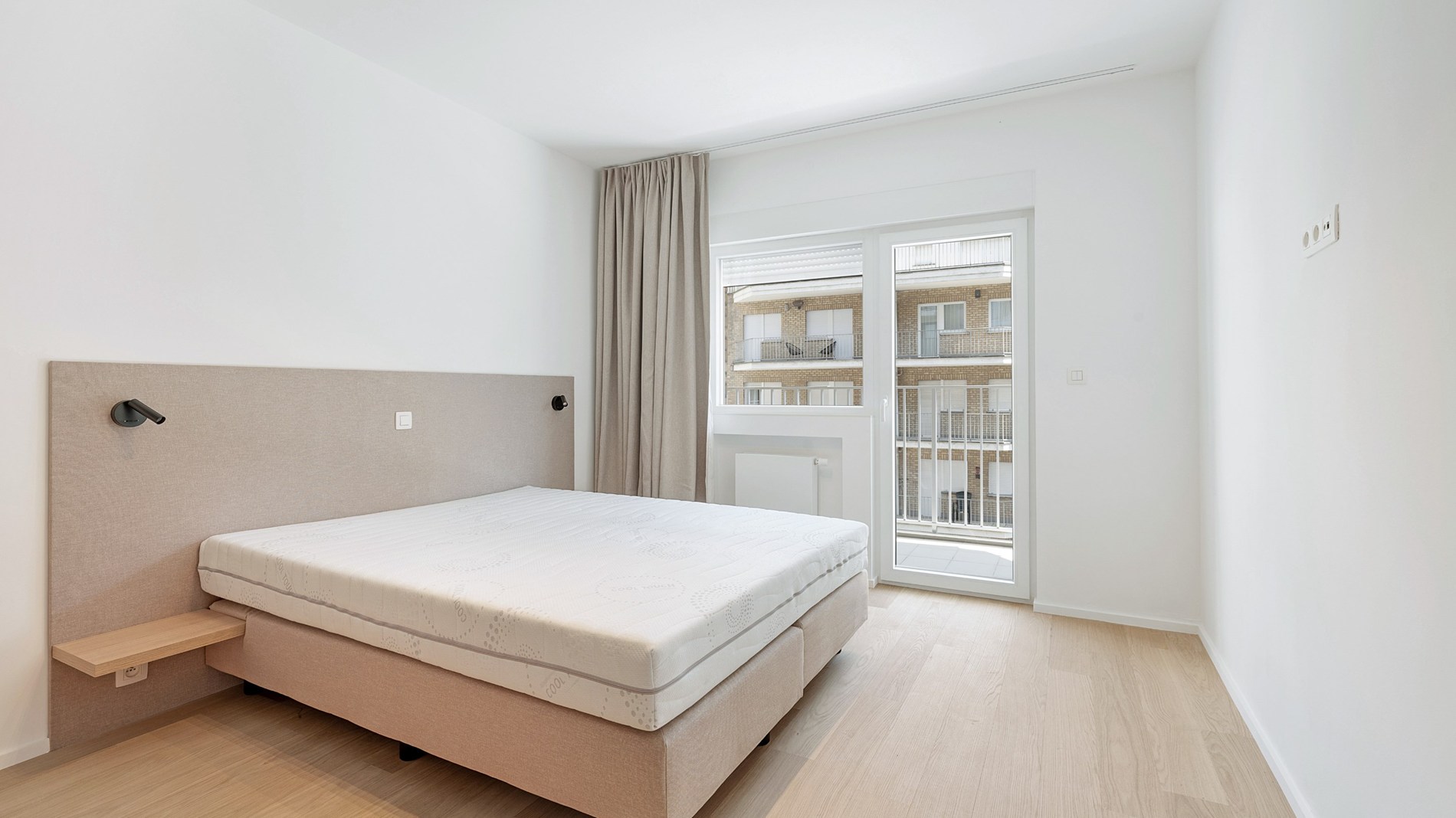 Exclusief ruim plateau-appartement met frontaal zeezicht aan het Rubensplein – met optie tot inpandige parking 