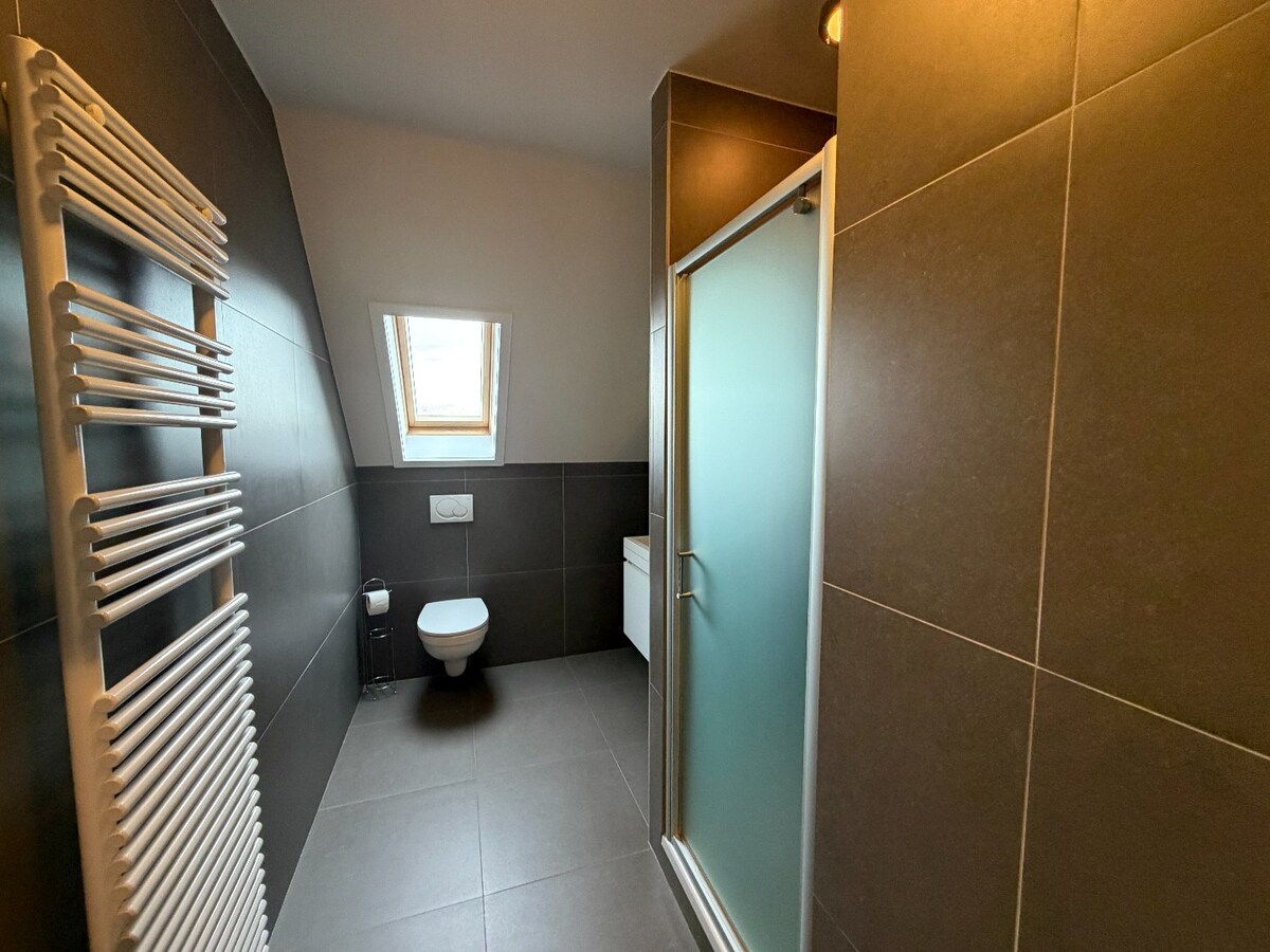 Uiterst ruim appartement (119m²)  met twee slaapkamers op de markt van Houthulst 