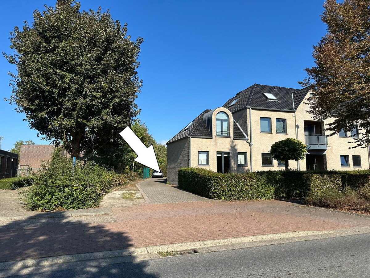 5 Parkeerplaatsen op 600 m van de Markt van Maaseik. 