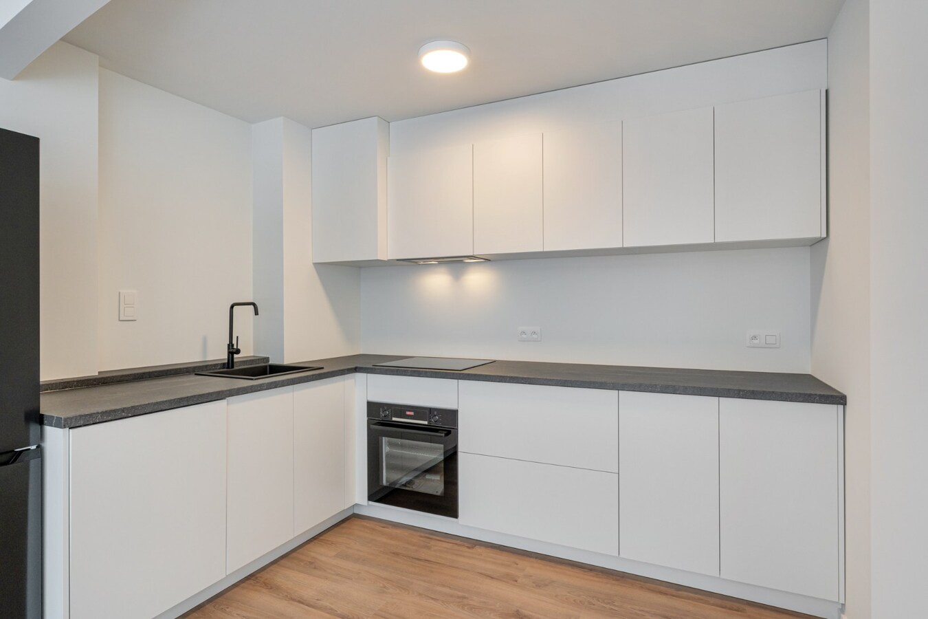 Stijlvol gerenoveerd appartement met moderne uitstraling in het centrum van Maaseik! 