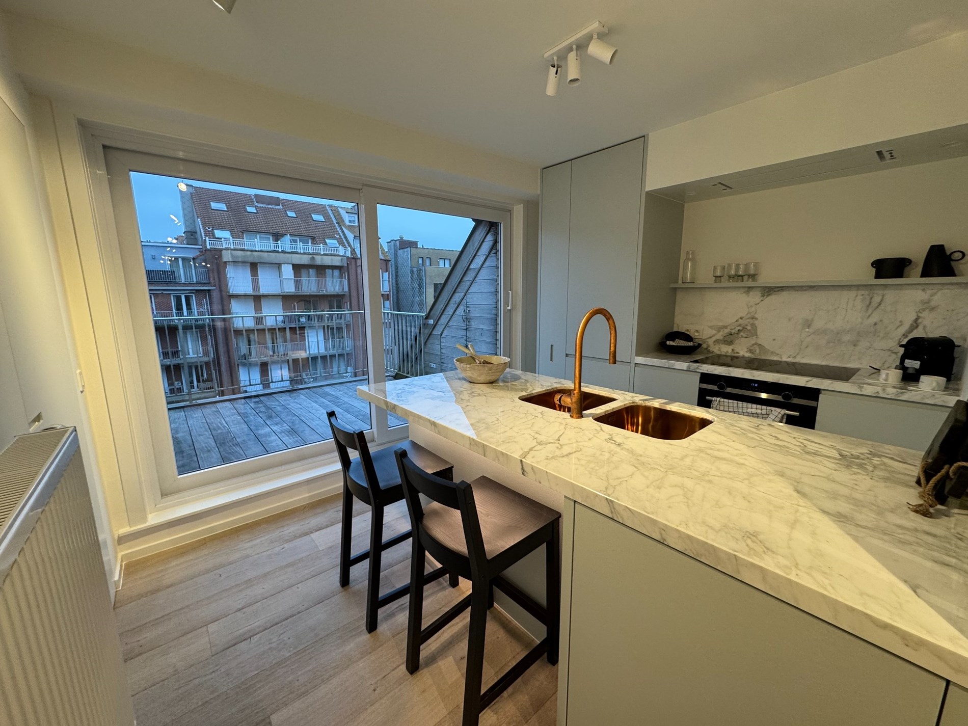 Magnifique penthouse en duplex rénové avec de magnifiques terrasses à proximité de l'avenue Lippens et de la plage de Knokke. 