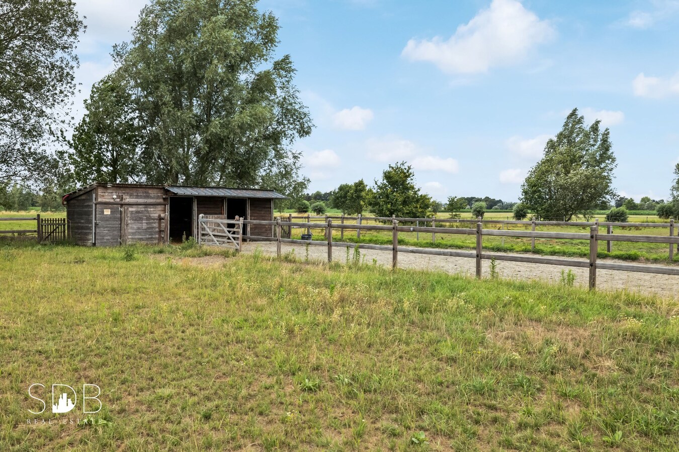 Hedendaagse woning met paardenfaciliteiten op circa 1,5ha 