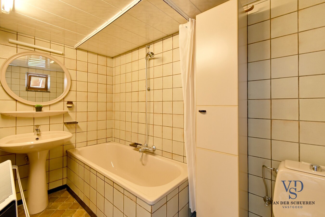 Te renoveren woning met uniek uitzicht op de omliggende akkers 