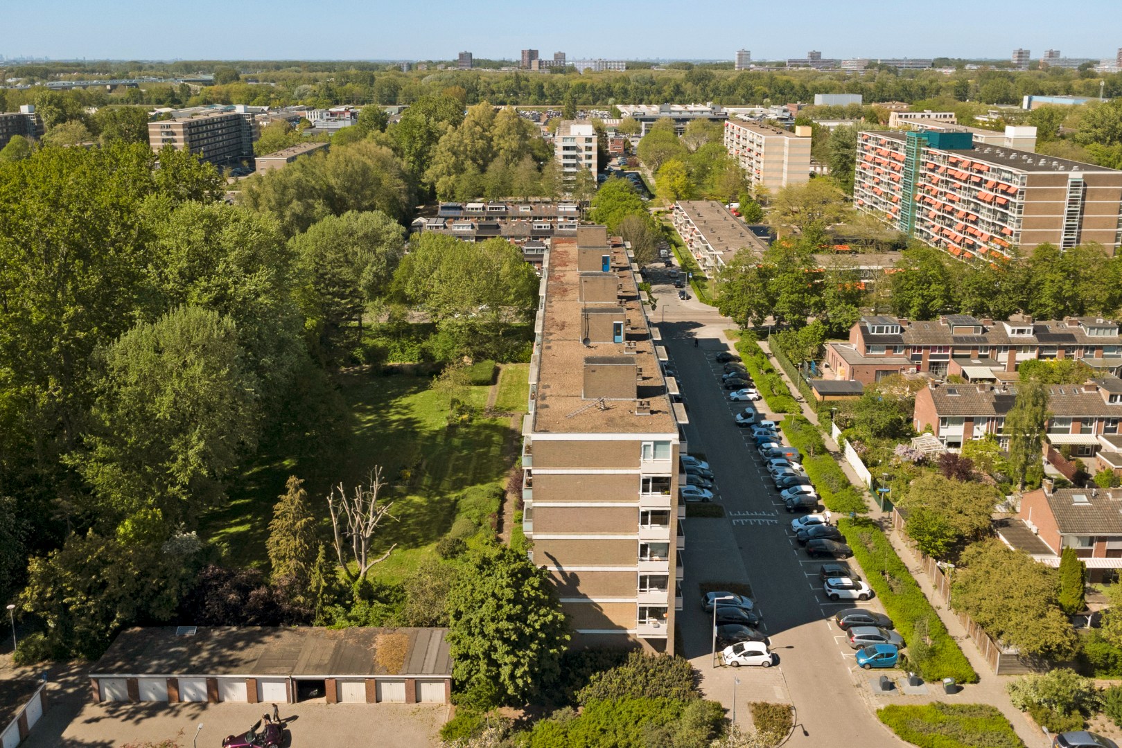 Goed onderhouden en instapklaar 4-kamer hoek-appartement op de 4e verdieping met moderne keuken en badkamer, 3 balkons en gelegen op eigen grond. 