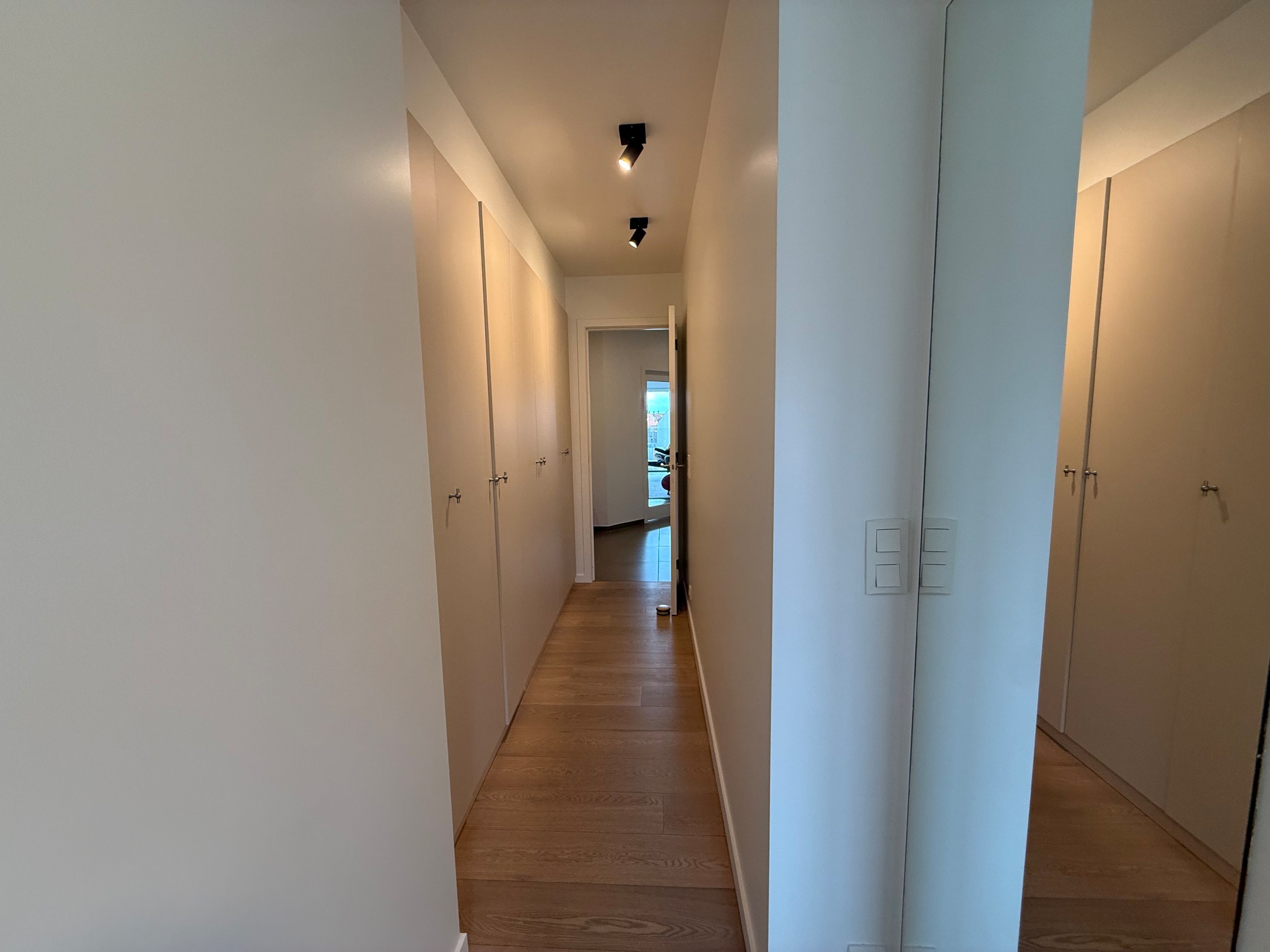 ONGEMEUBELD - Prachtig woonappartement met aangename terrassen en parking in het gebouw. Huur op VENNOOTSCHAP is mogelijk. 