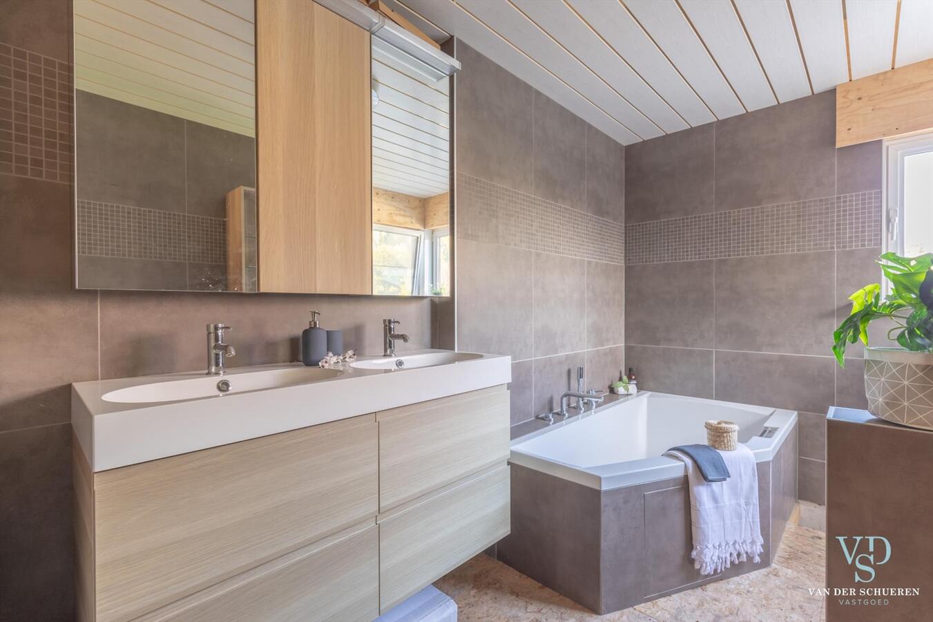 Praktische en degelijke woning in hartje Dikkelvenne . Bijzonder ruim ! 