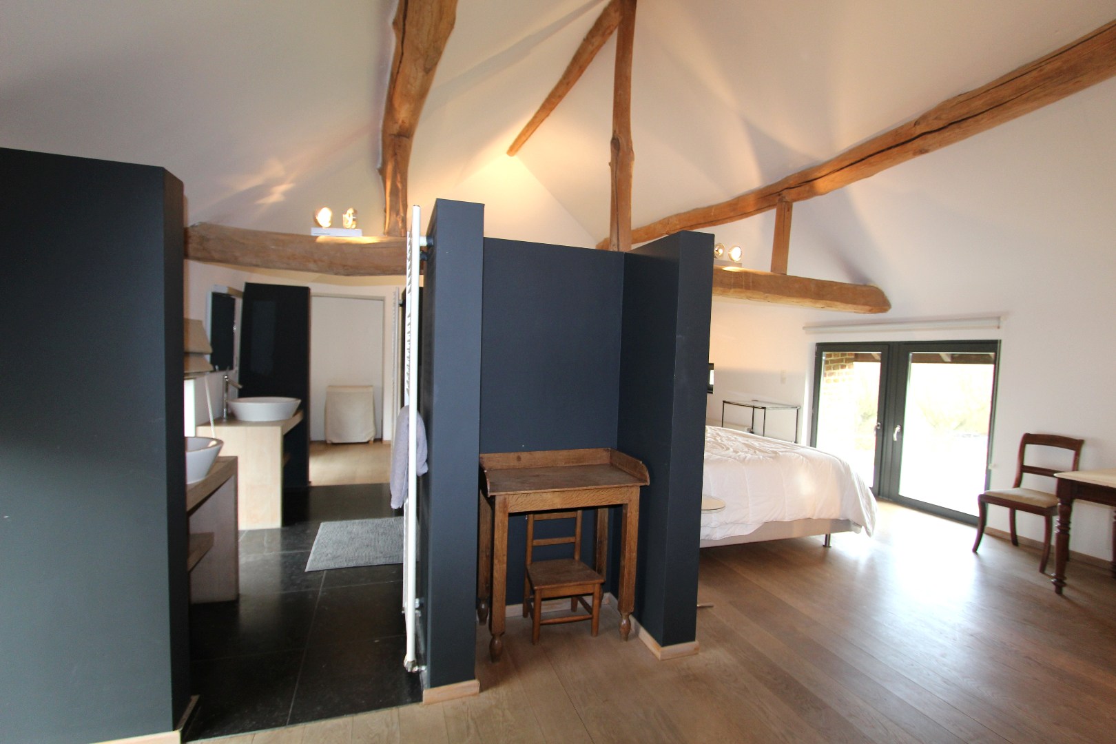 RUIME WONING VAN 390 m² MET GROTE TUIN EN ZWEMBAD 