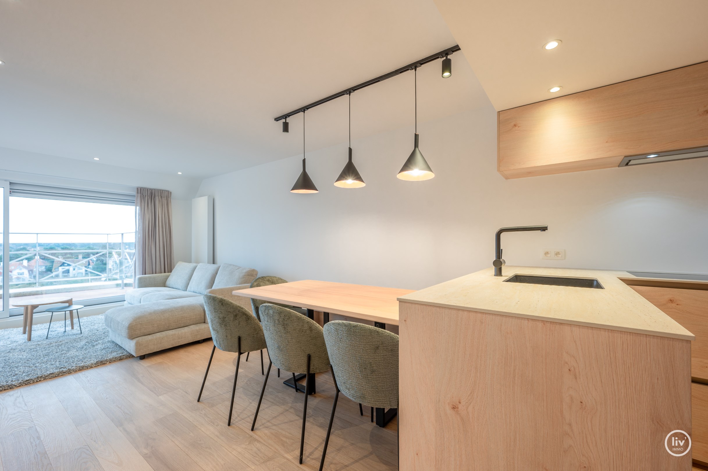 Un appartement en duplex rénové unique avec une magnifique terrasse ensoleillée offrant une vue dégagée situé sur la Kustlaan au cœur du Zoute. 