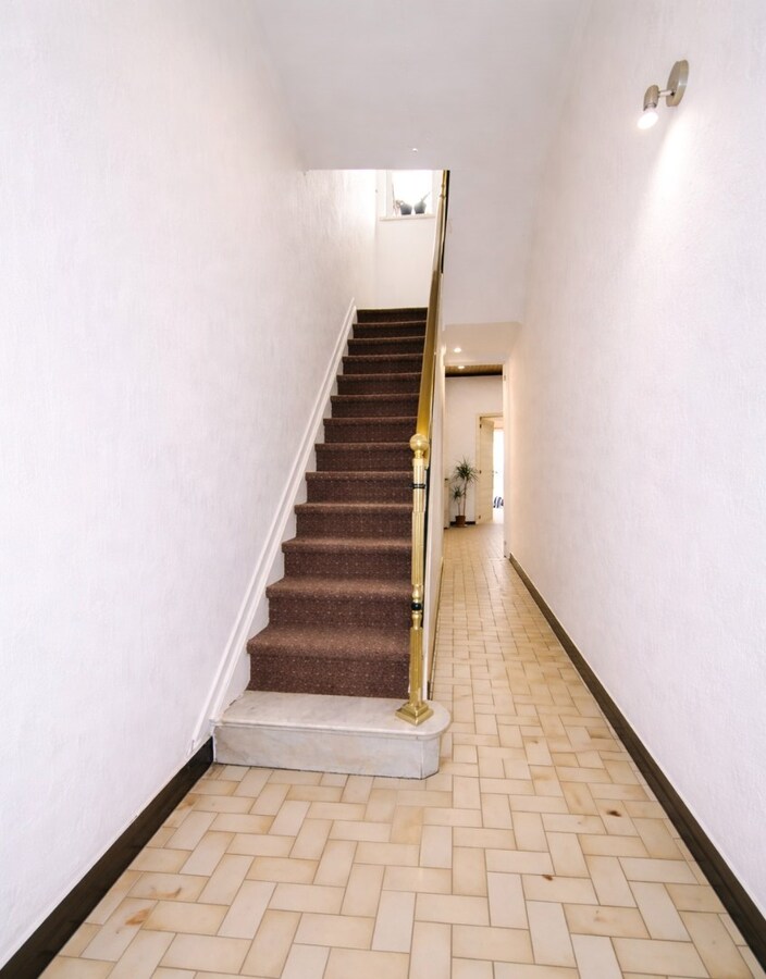 Centraal gelegen woning met drie slaapkamers, tuin én inpandige garage te koop in Sint-Niklaas! 