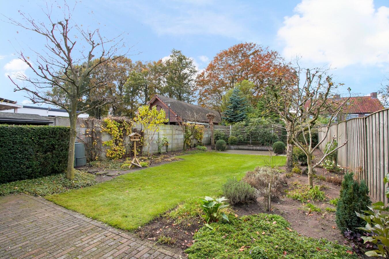 Nette 2-kapper met 4 slaapkamers en privacy biedende tuin gelegen op 346 m² ondergrond. 