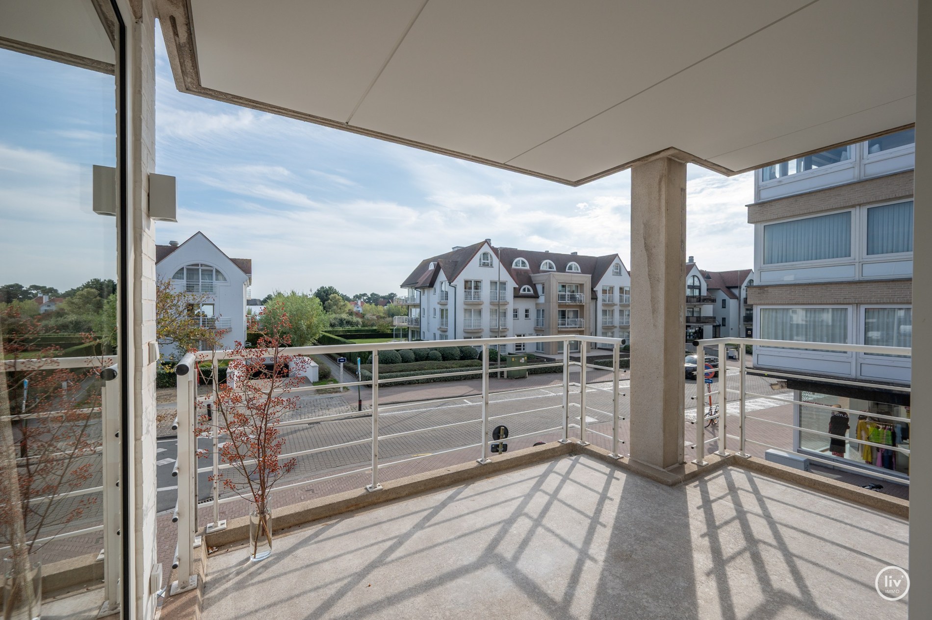 Volledig en subliem gerenoveerd zuid-west georiënteerd hoekappartement in een prestigieuze villaresidentie in het hart van het Zoute. 