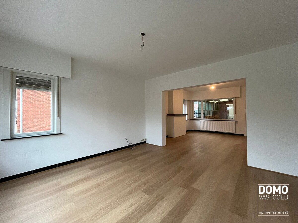 RUIME HALFOPEN WONING MET 3 SLAAPKAMERS IN LUMMEN 