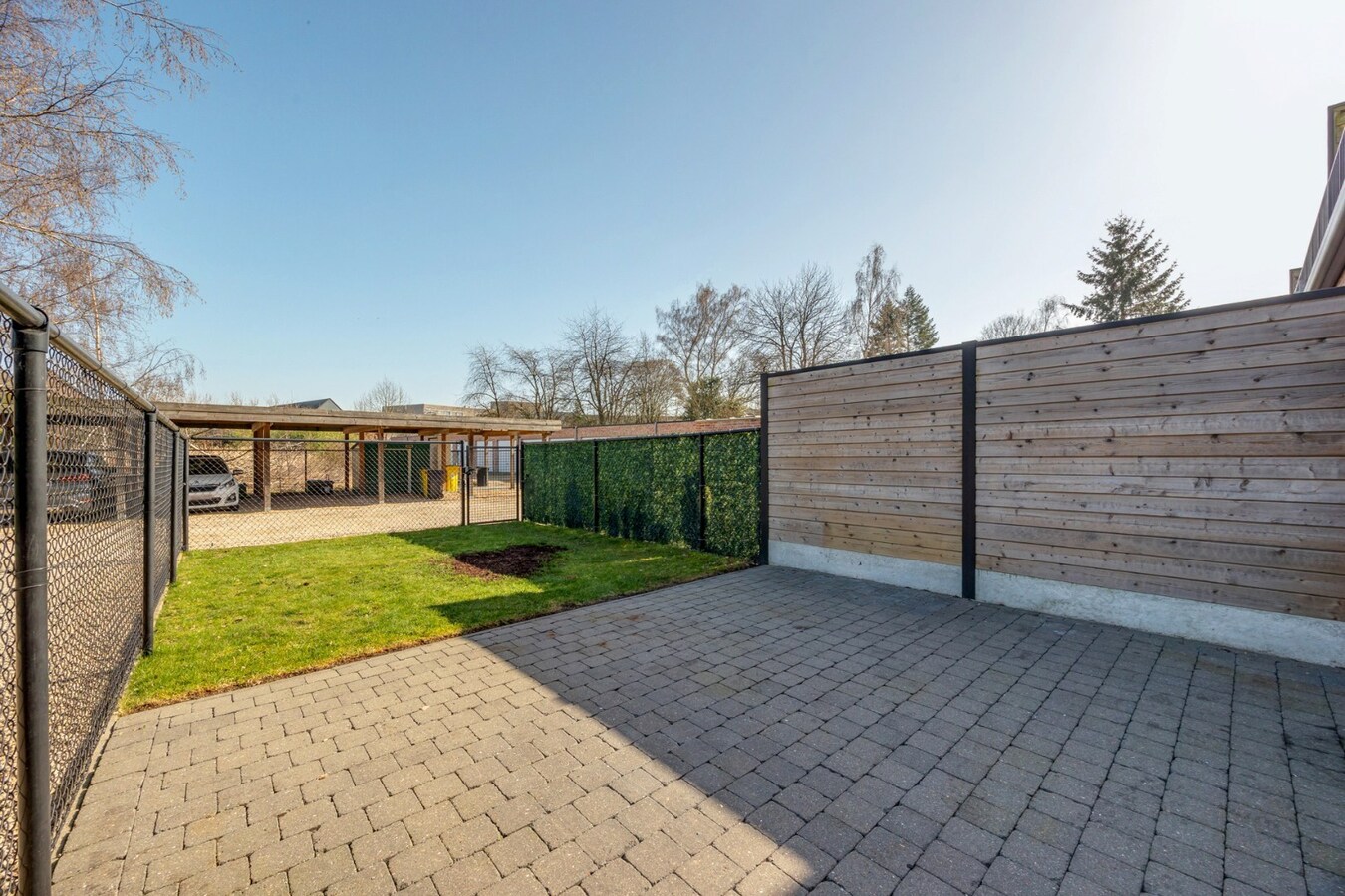 Energiezuinig gelijkvloers appartement met carport in het centrum van Broechem 