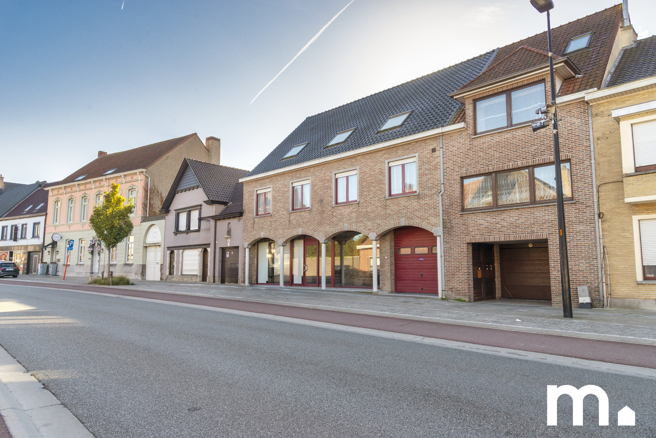 Veelzijdig handelshuis met ruime woonst van 433 m², privétuin en magazijn van 135m² te Oostrozebeke 