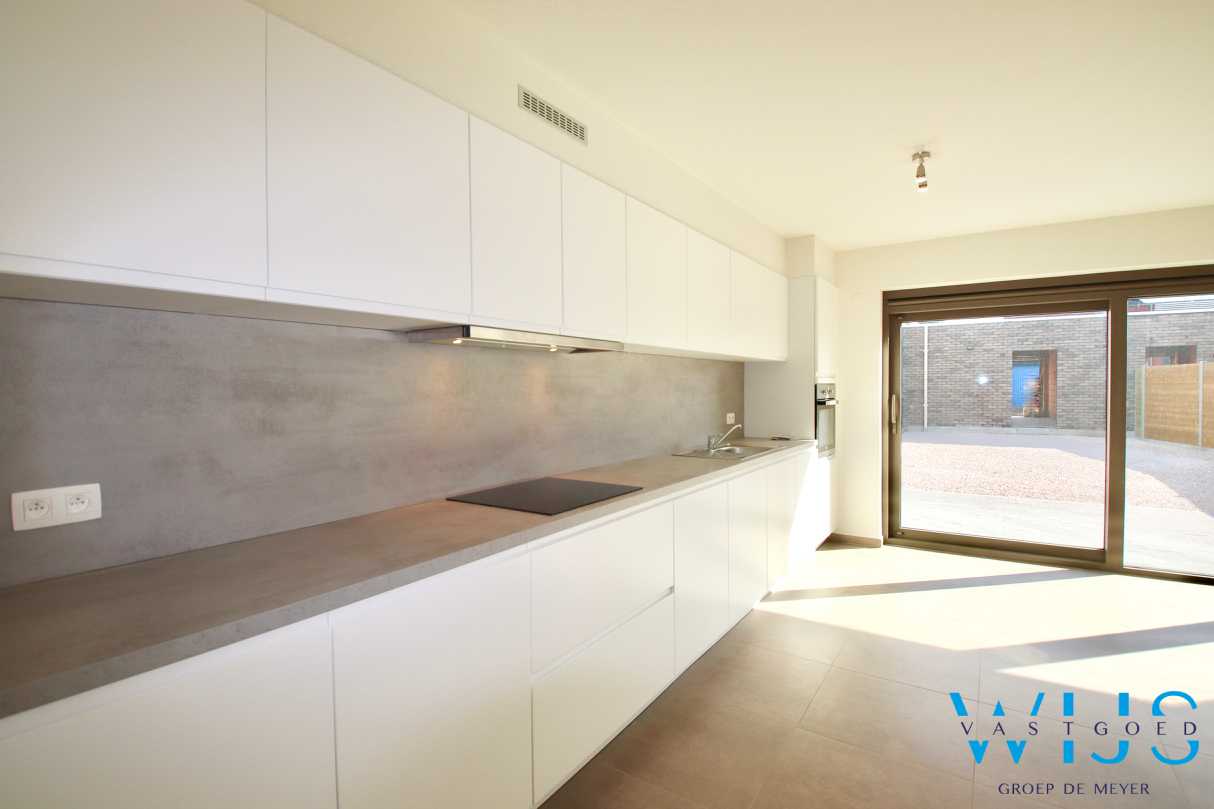 Instapklaar GELIJKVLOERSAPP. met tuin &amp; garage te Zelzate ! 