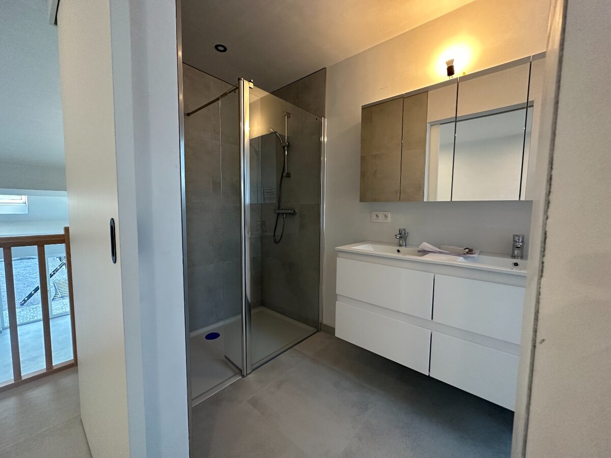 Volledig vernieuwde woning met 2 slaapkamers 