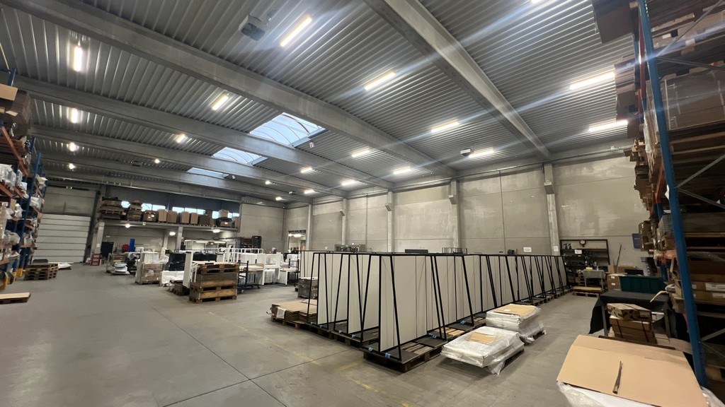 Magazijn met mezzanine te huur in Zele