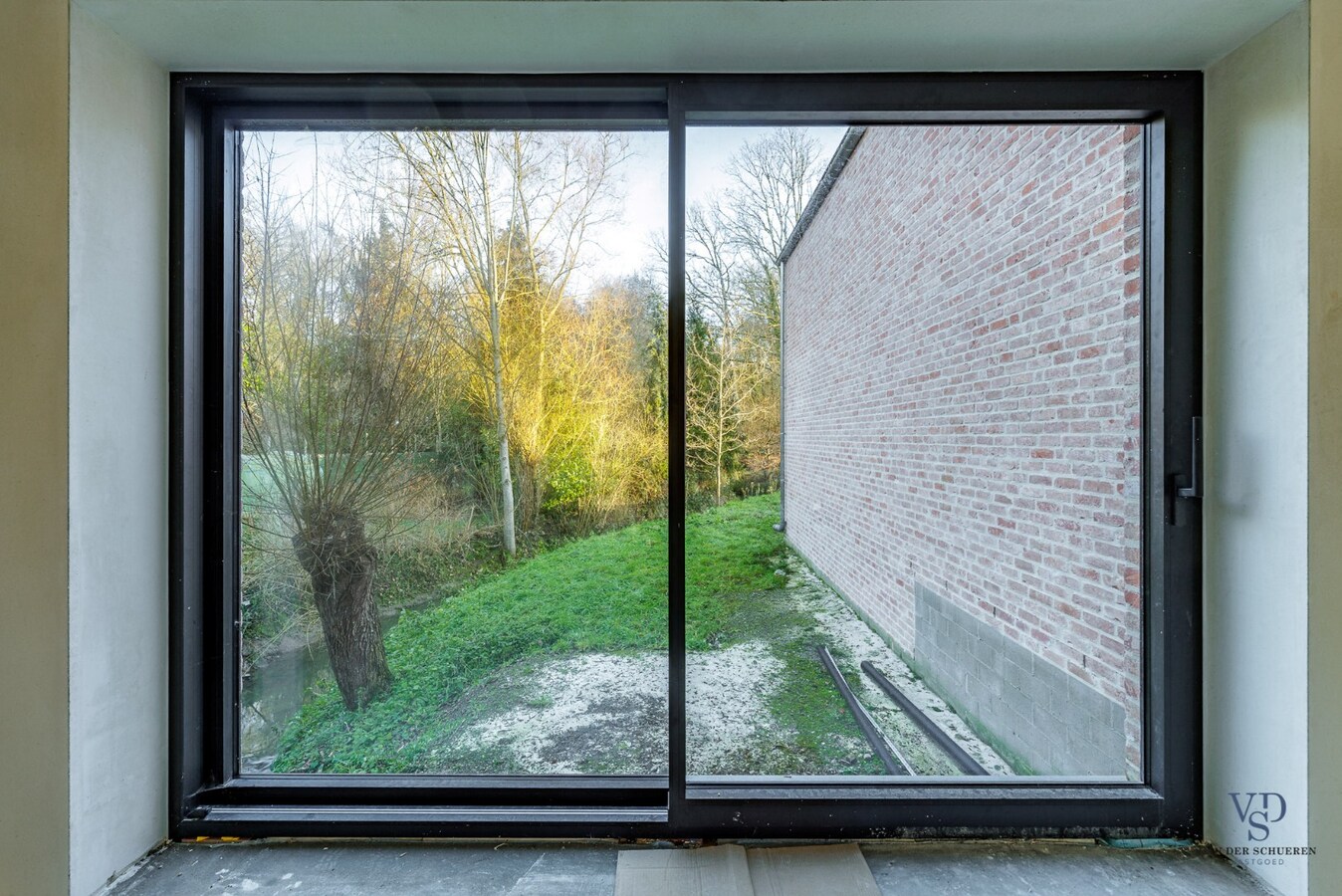 Gelijkvloerse woongelegenheid in hartje Dikkelvenne 