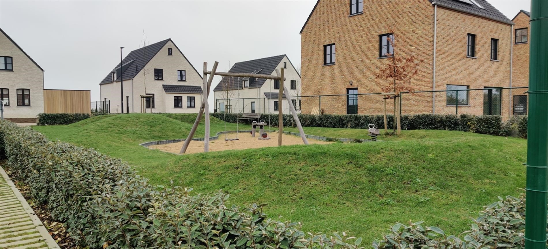 Nieuwbouwwoning met 4 slaapkamers en tuin 