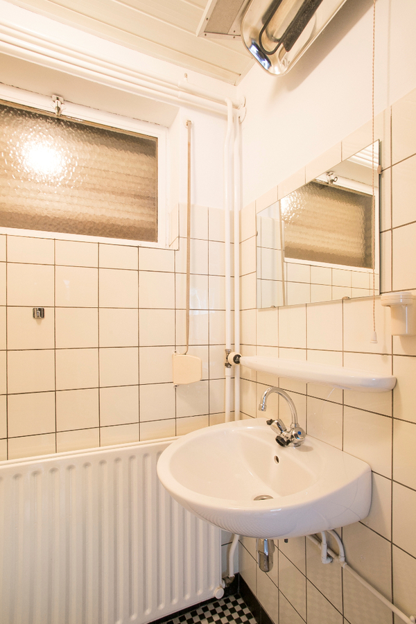 Vrijstaande eengezinswoning met garage en carport. 