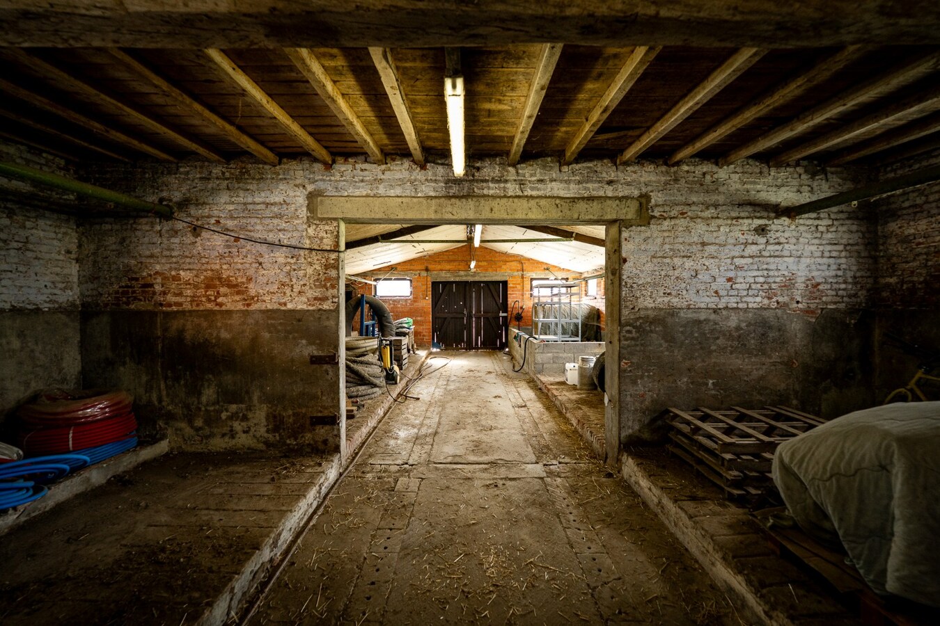 Farm to be renovated with stables and pastures on approximately 1.7 hectares in Herk-de-Stad. 