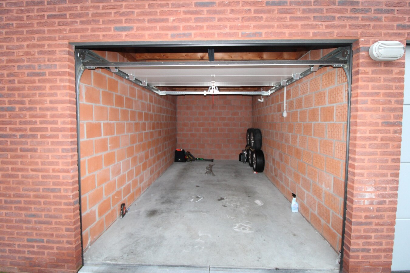 Afzonderlijke gemetste garage te huur in centrum Roeselare 