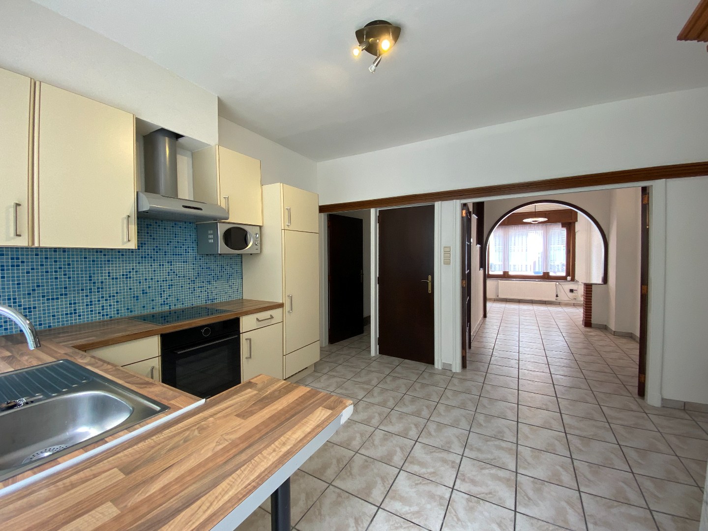 Authentieke burgerwoning met ruime garage en uitweg achteraan! 