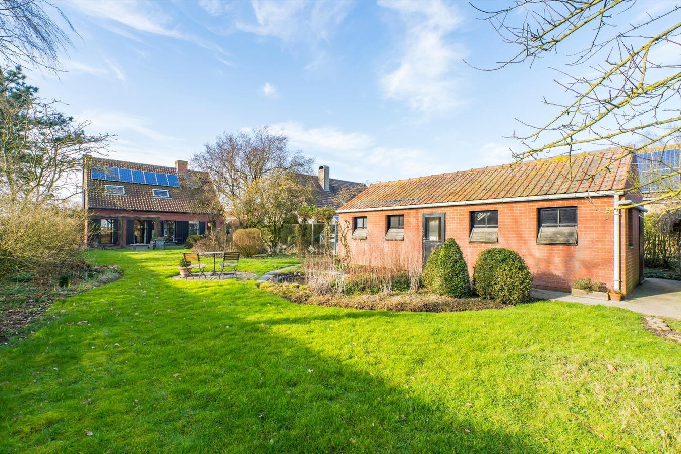 Verrassend ruime, alleenstaande woning met fraai aangelegde, zuidgerichte tuin 