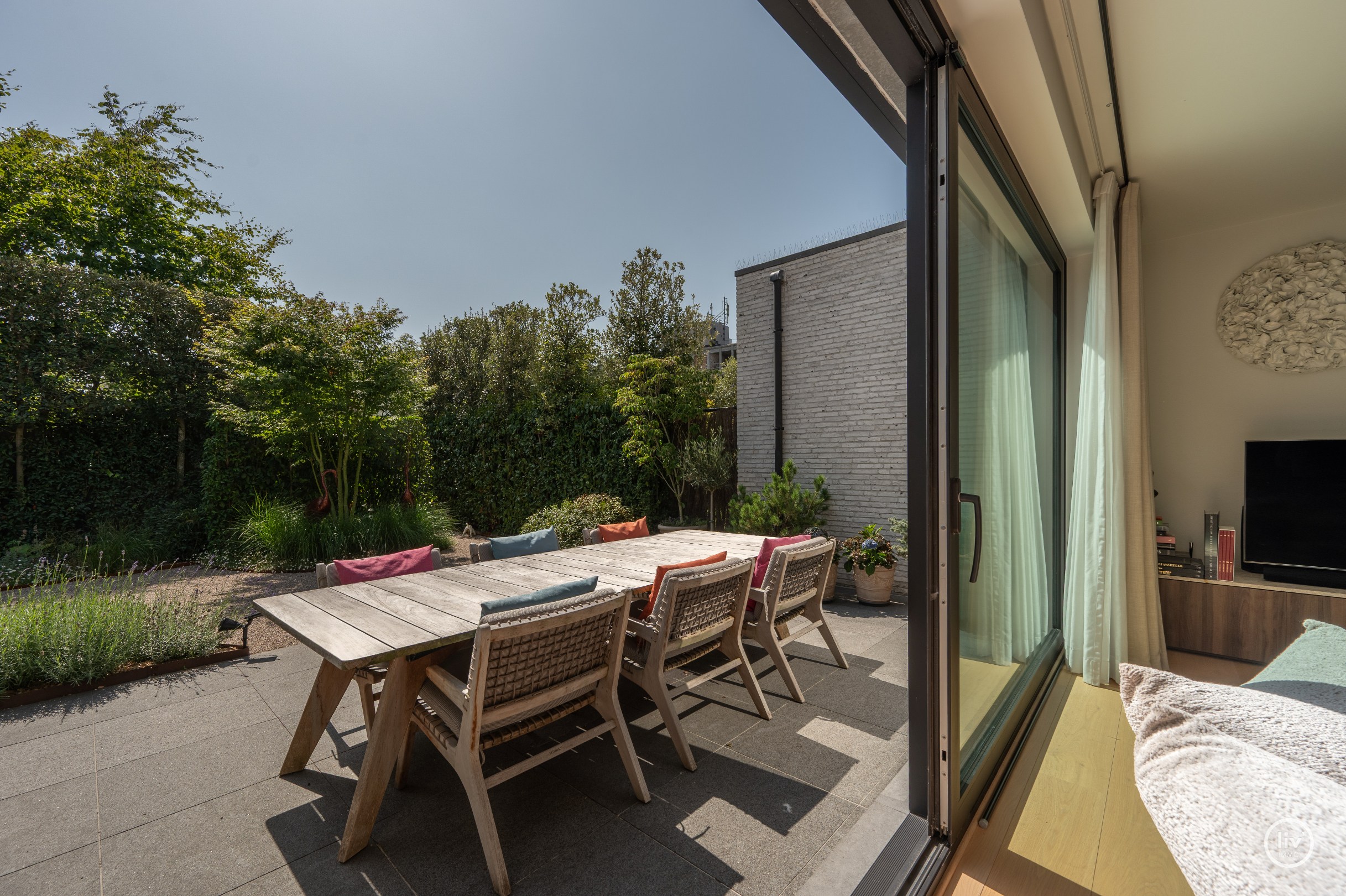 Magnifique villa jumelée très récente avec beaucoup de lumière, idéalement située en bordure du Zoute. 