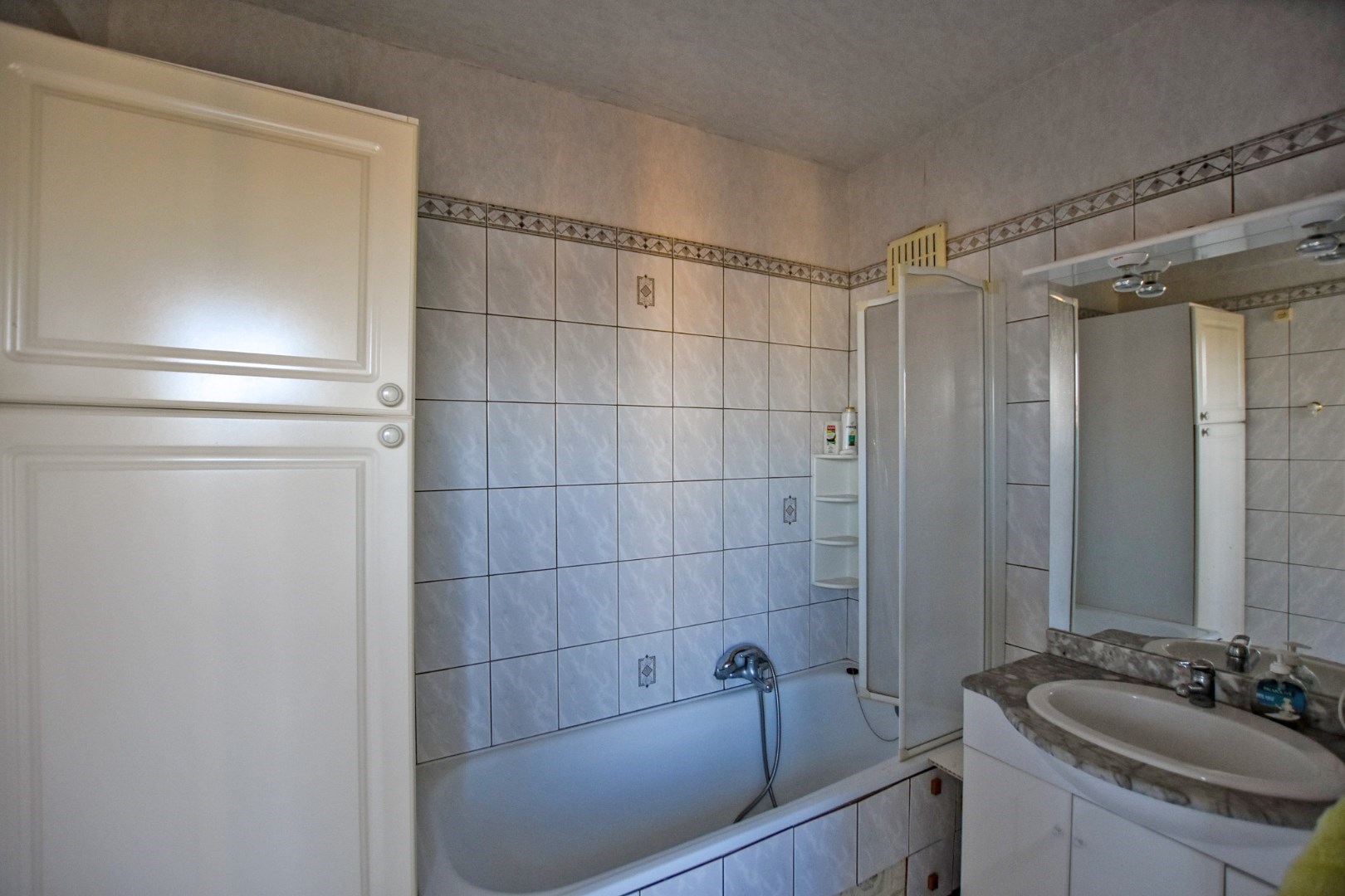 Te renoveren appartementsgebouw op 300m van de zee te Koksijde. 