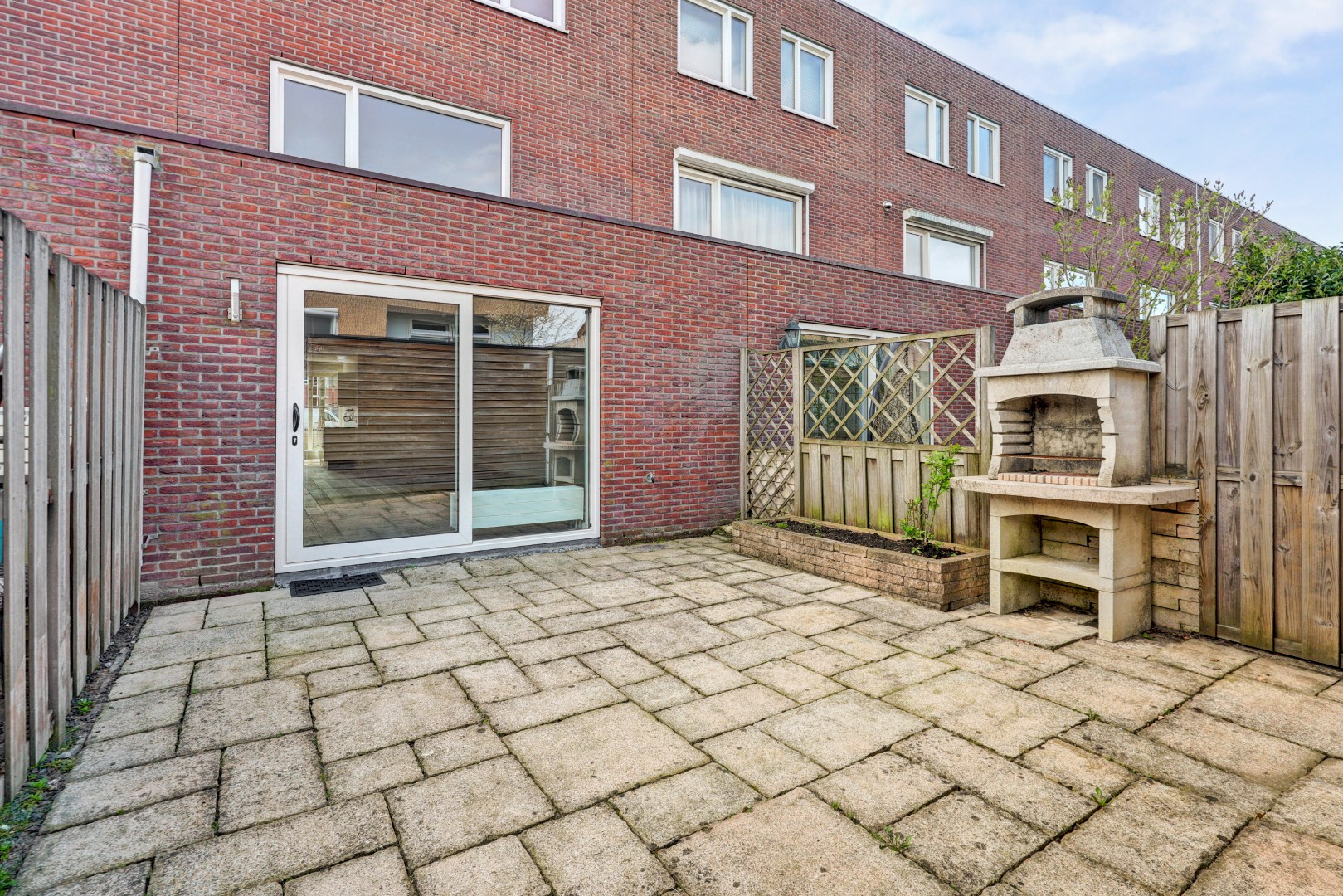 Energiezuinige (A-label) en instapklare 6-kamer tussenwoning met lichte woonkamer, moderne keuken, vijf slaapkamers, zonnige onderhoudsvriendelijke tuin met achterom en gelegen op eigen grond. 