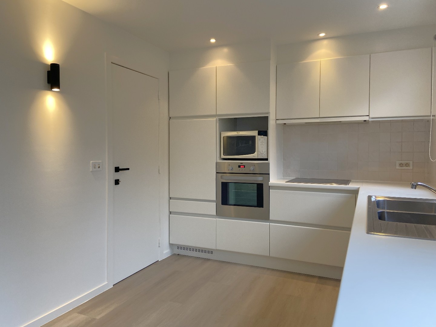 Instapklaar en volledig nieuw geschilderd appartement met 2 slaapkamers in hartje Deerlijk! 