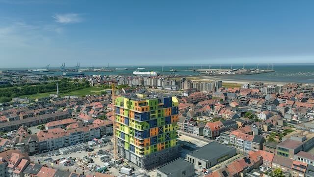 Journée portes ouvertes le dimanche 26/07 (entre 9h et 14h) à Maes et Boerenboomplein à Heist : Appartement de 3 chambres idéalement situé au Res. Hoost avec une grande terrasse orientée plein sud. 
