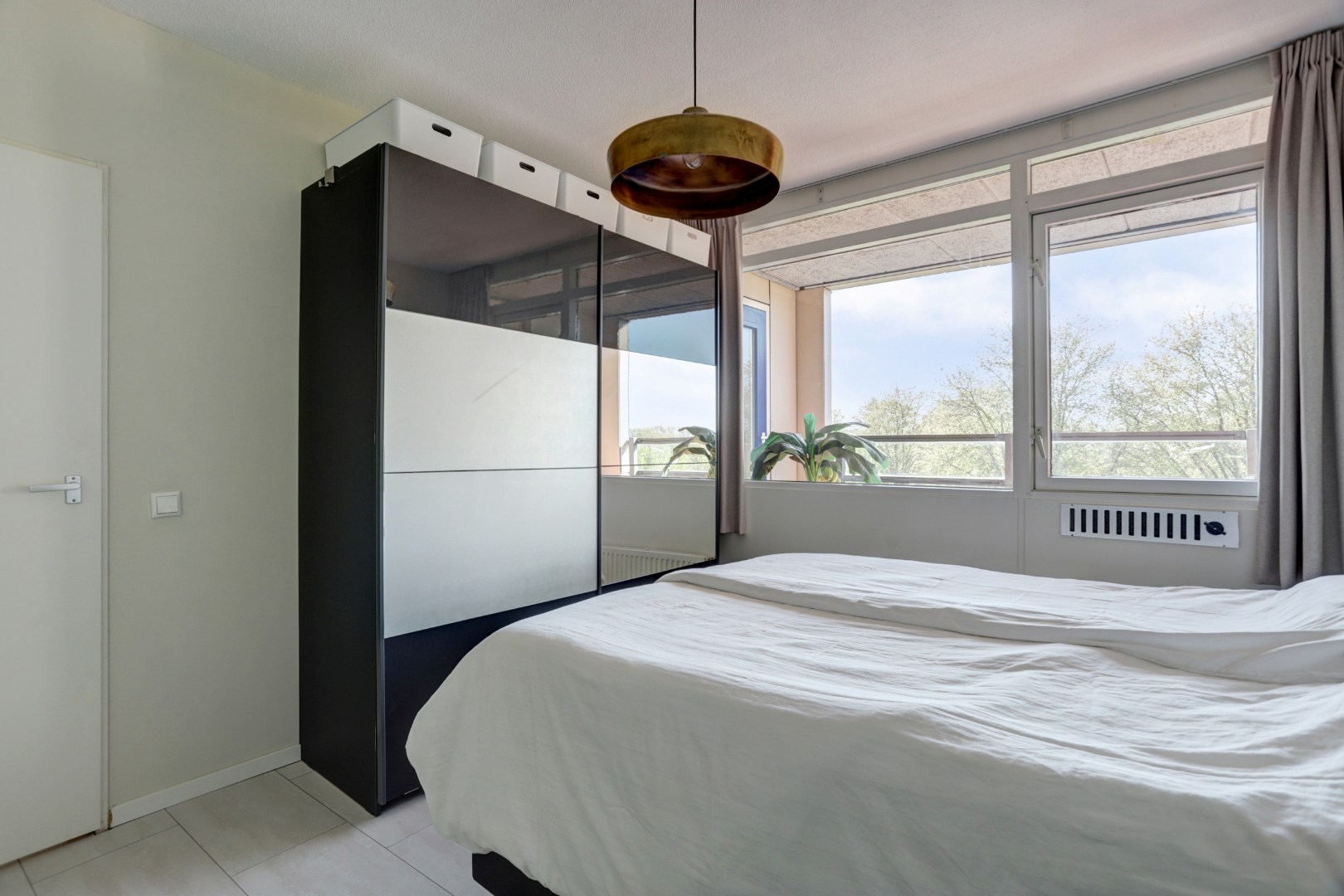Zonder klussen te betrekken dit 2-kamer appartement op de 4e verdieping met zonnig balkon, moderne badkamer, 1 slaapkamer en berging in de onderbouw! 
