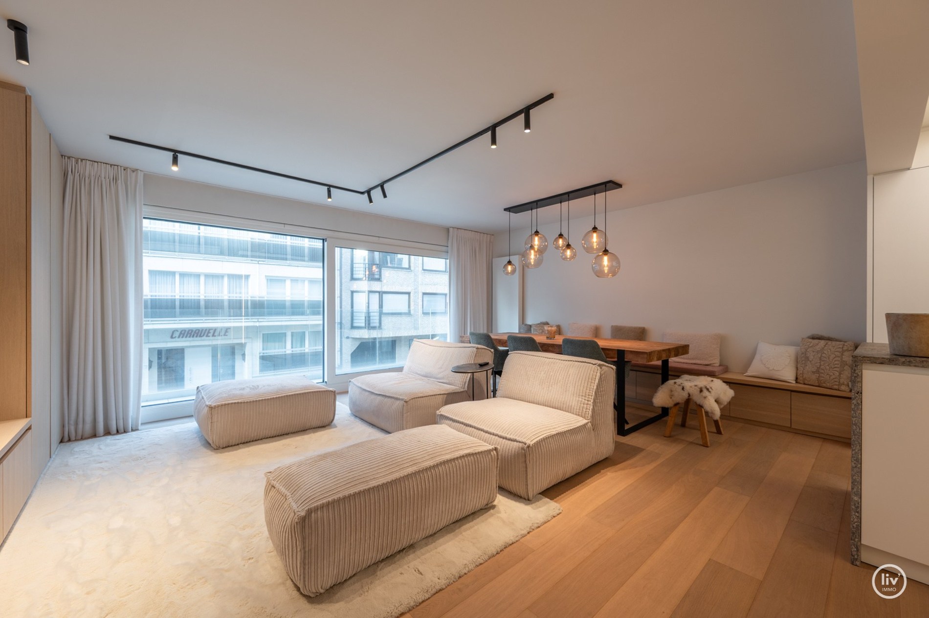 Prachtig ruim 2 slaapkamerappartement met mooie gevelbreedte en groot zonneterras op een topligging vlakbij de Dumortierlaan te Knokke. Garage mogelijk in het gebouw. 