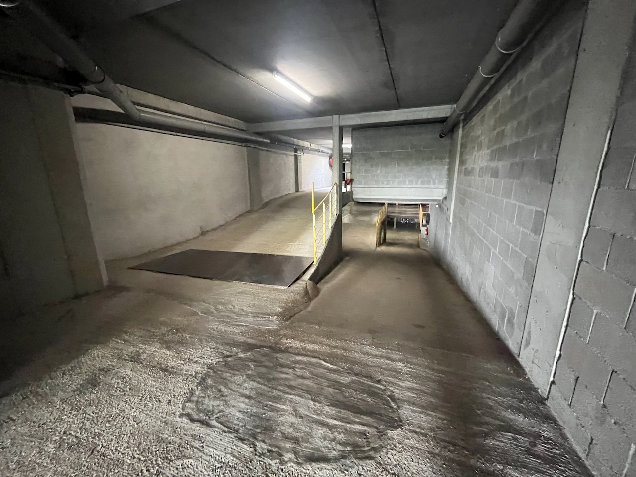 Traduction en français: Garage double extrêmement spacieux au -1, bien situé sur l'avenue Piers de Raveschoot à Knokke. 