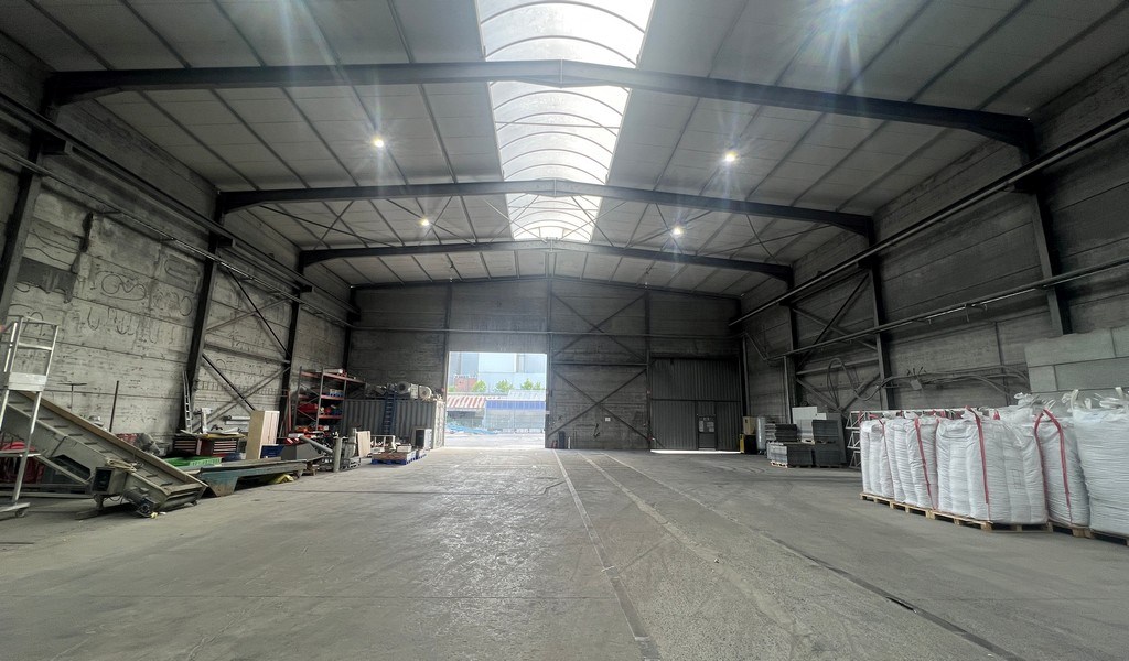 Loods met verharde buitenruimte te huur in Waregem