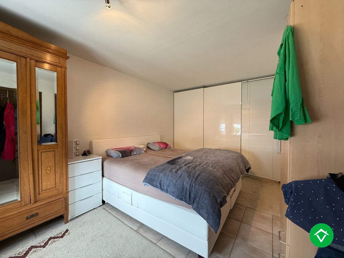 Alleenstaande woning met 5 slaapkamers, tuin en garage/loods te Roeselare 