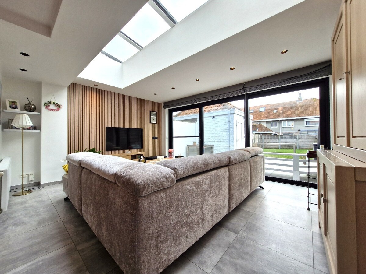 Knap gerenoveerde woning met uitzonderlijk lichtinval in het hartje van Heist 