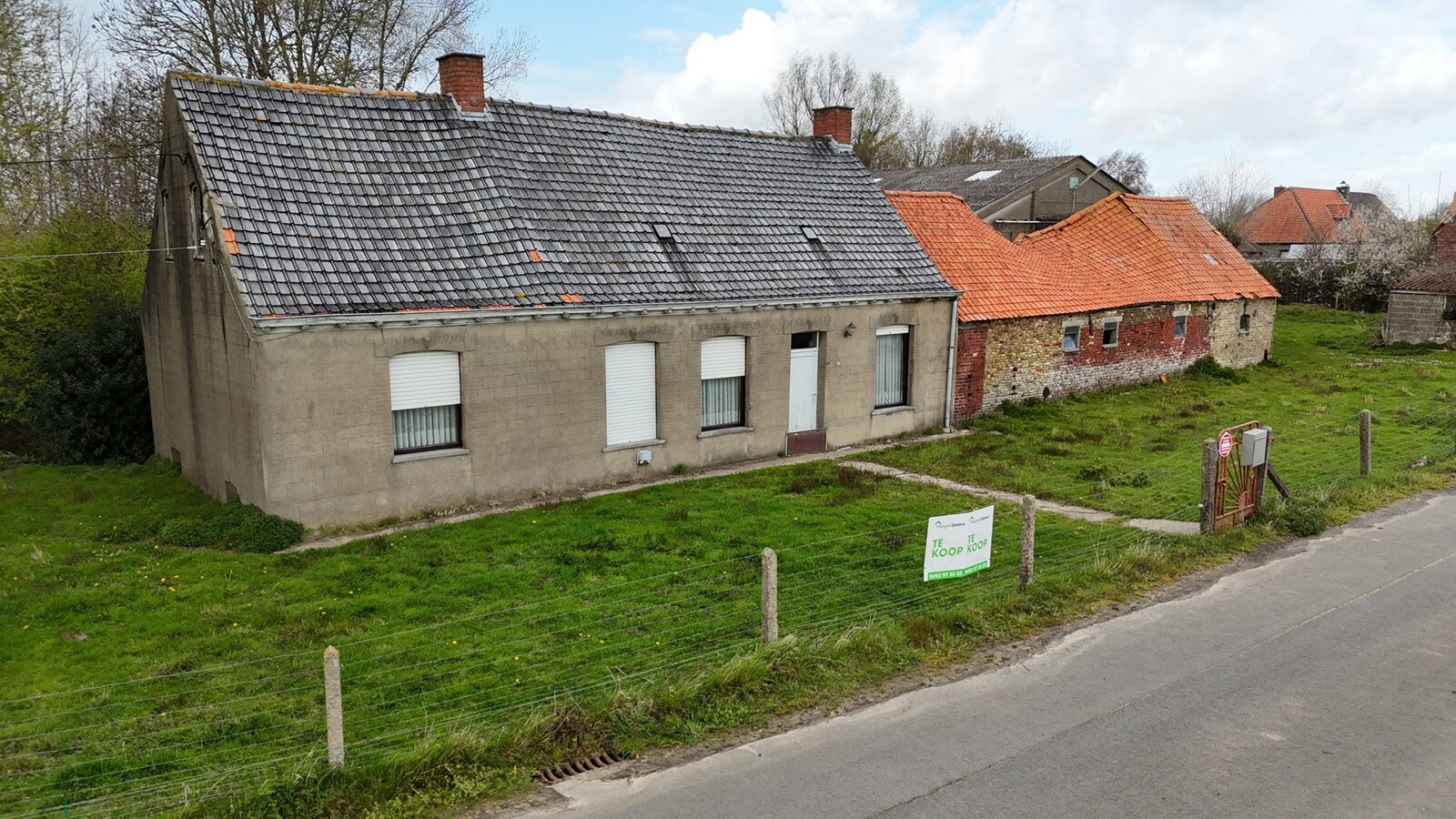 Rustig gelegen alleenstaande woning met loods en schuur te Kortemark 