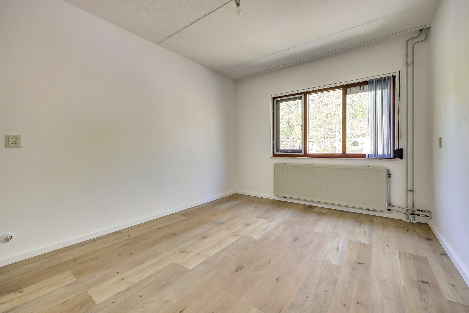 Ruime 5-kamer hoekwoning met aangebouwde garage op een kavel van maar liefst 297 m2 eigen grond! 