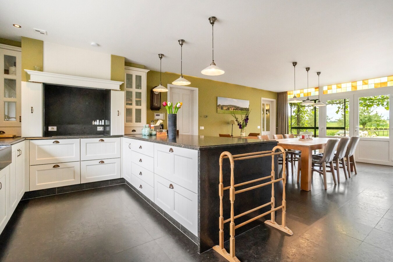 Unieke vierkantshoeve op toplocatie in Heuvelland te koop! 